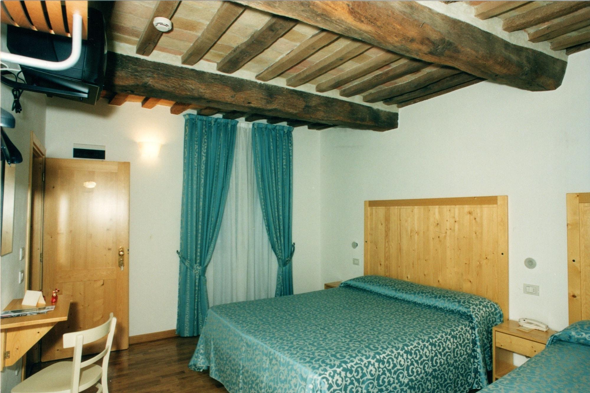 Hotel Tre Ceri Gubbio Buitenkant foto