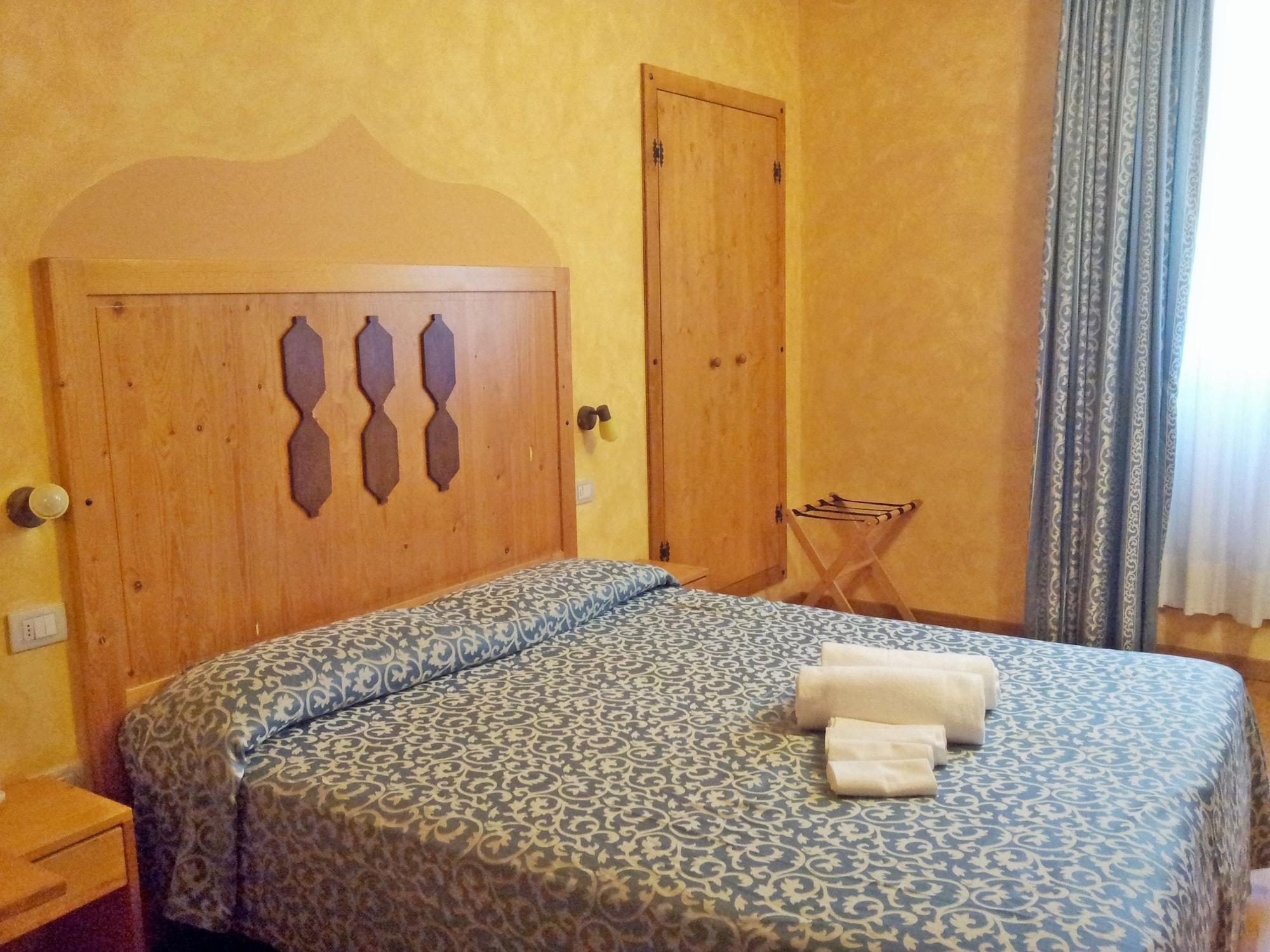 Hotel Tre Ceri Gubbio Buitenkant foto