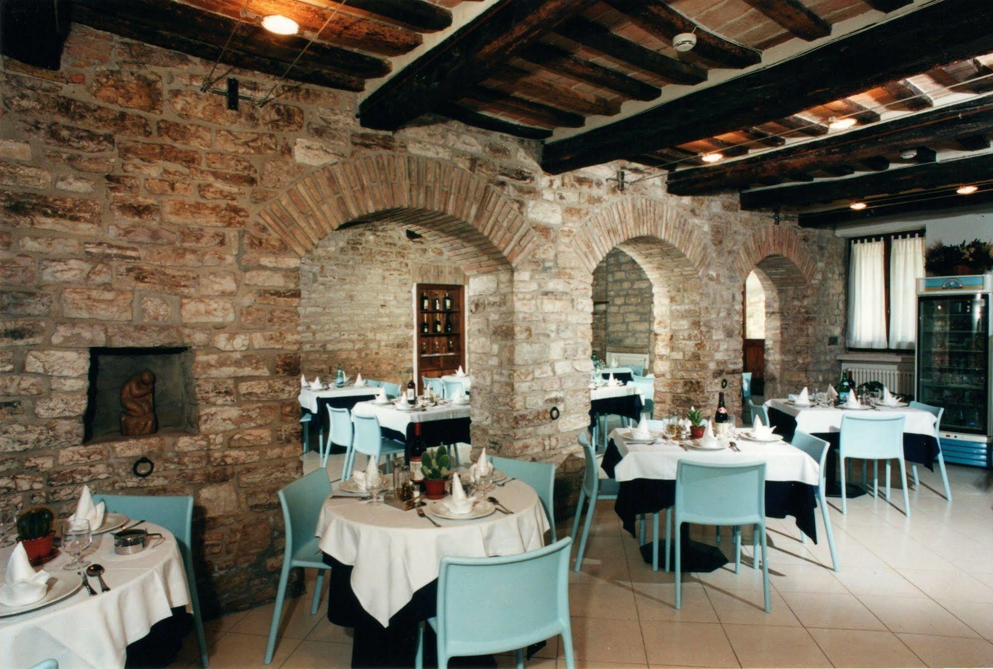 Hotel Tre Ceri Gubbio Buitenkant foto